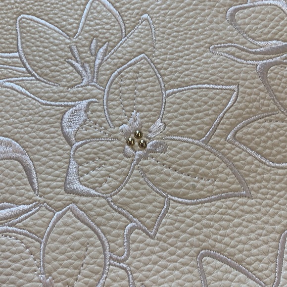 Nanette Lepore white wristlet, cross body bag - Picture 2 of 11